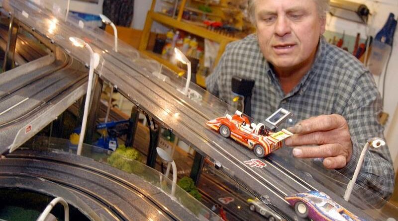 Největší autodráhu u nás schovává její autor Pavel Köhler v suterénu. | Foto: DENÍK/Petr Šimr
